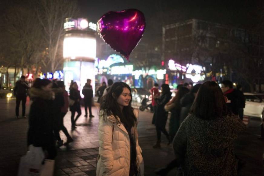 La venta de globos y flores impera en Pekín por la celebración del día del Amor y la Amistad.