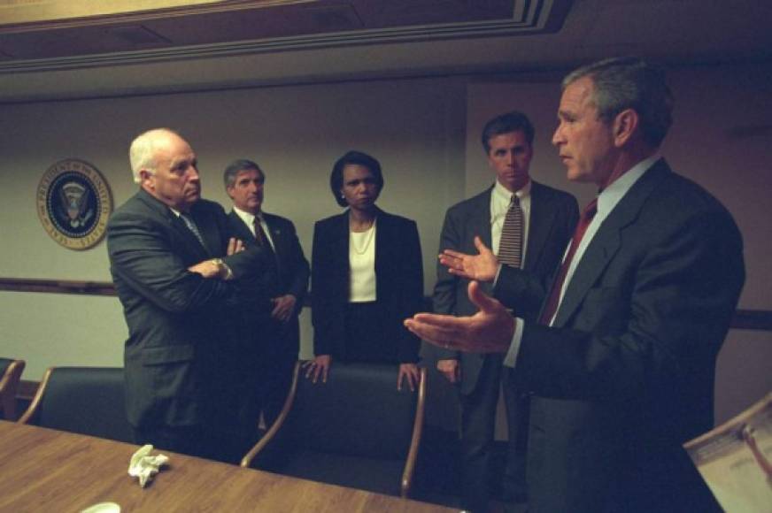 Cheny, Rice y miembros del gabinete escuchan las indicaciones de Bush.