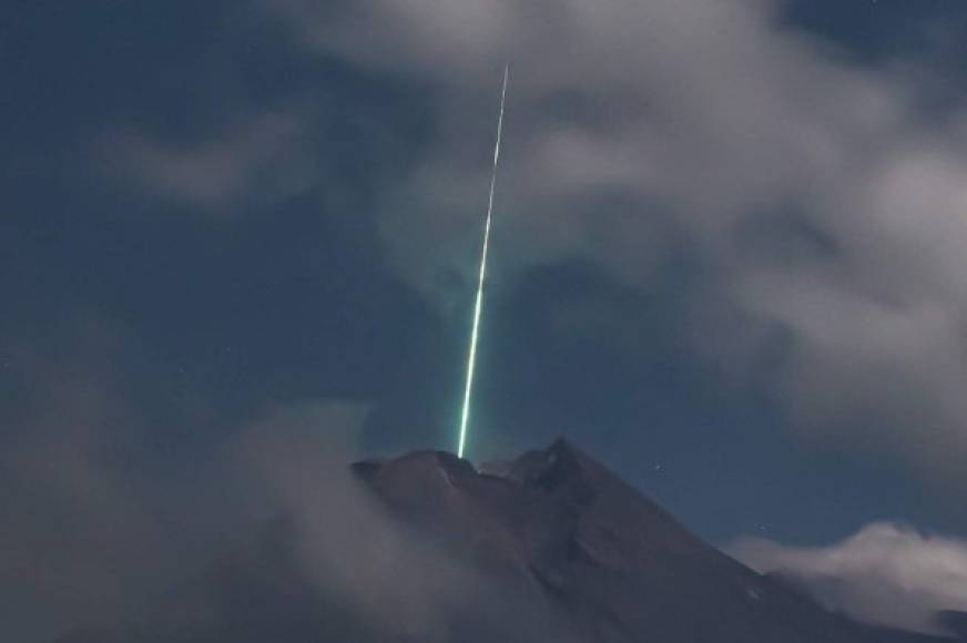 Las imágenes fueron captadas por el fotógrafo Gunarto Song, y muestran el momento exacto cuando el cuerpo celeste ingresa a la atmósfera de la Tierra dejando un destello de luz por encima del imponente volcán.