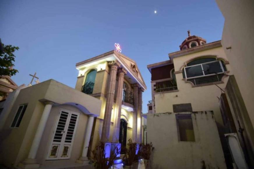 Ahí una fachada de piedra beige decora el sepulcro de Ernesto Guzmán, uno de los hermanos de 'El Chapo', cuyo interior está repleto de globos y flores. Dos pequeños autos de piedra adornan las esquinas de las cornisas.