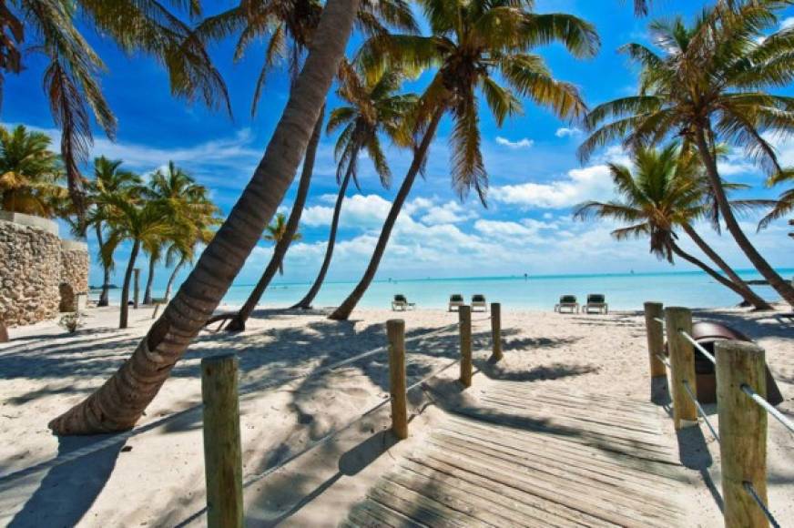 Los Cayos de la Florida - Funcionarios de los Cayos de la Florida anticiparon que la serie de islas tropicales espera estar abierta a los visitantes en los primeros días de este mes de junio. La cadena de islas ha estado cerrada a los turistas desde el 22 de marzo.<br/><br/>Se establecerán pautas de desinfección y distanciamiento social, y la primera fase de reapertura de las solicitudes de alojamiento se limitará al 50% de ocupación, que se reevaluará a fines de junio.