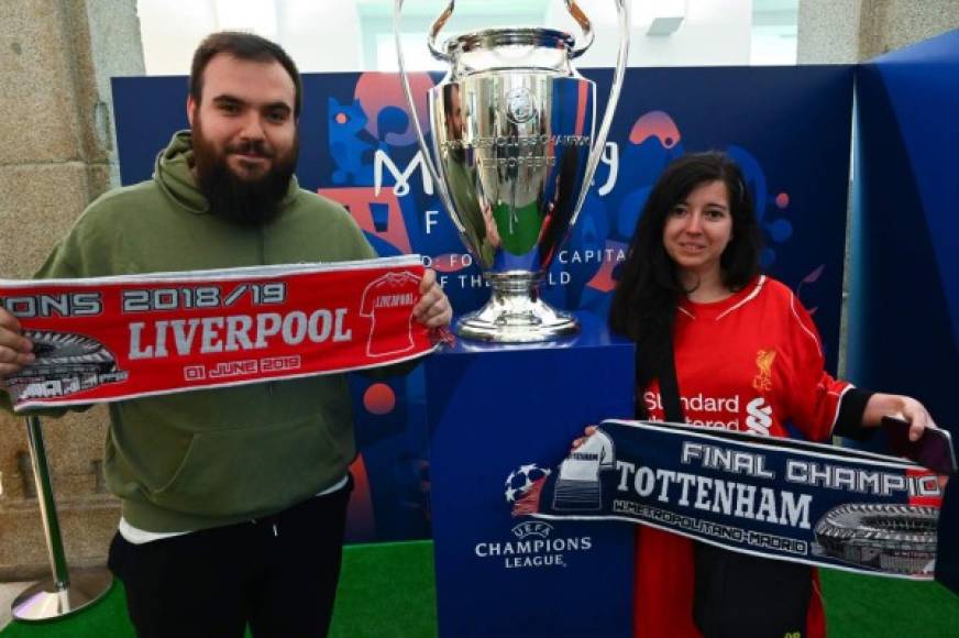 Aficionados ingleses del Liverpool y Tottenham comenzaron el arribo a Madrid desde este jueves y en tranquilidad se hicieron fotografías con el trofeo que fue expuesto en la capital española.