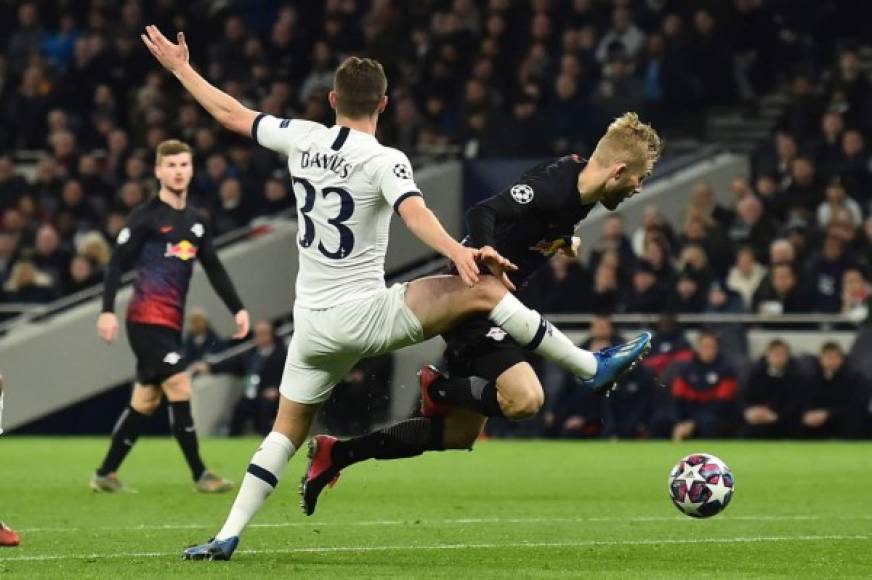 El lateral del Tottenham, Ben Davies, le cometió este penal a Knorad Laimer del Leipzig. Foto AFP