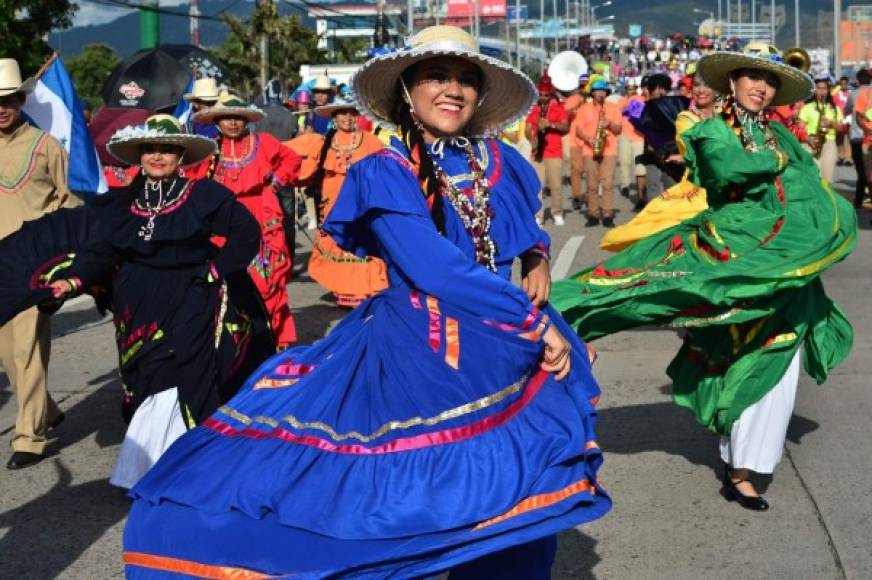 El desfile carnaval se llenó de folclore y bellos trajes típicos.