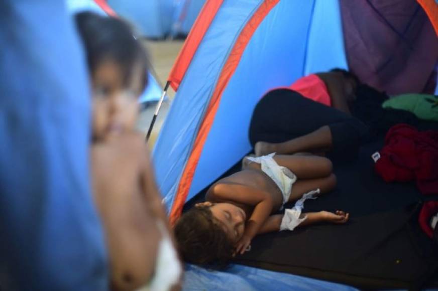 Las autoridades mexicanas habilitaron albergues para que las familias migrantes que viajan con niños pequeños pudieran recobrar fuerzas.
