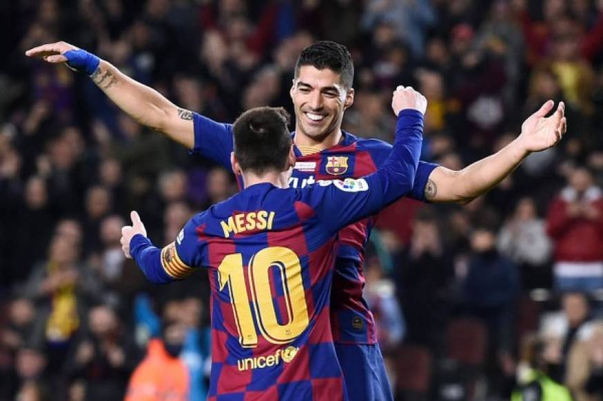 Messi se abraza con Luis Suárez para celebrar su tercer gol del partido.