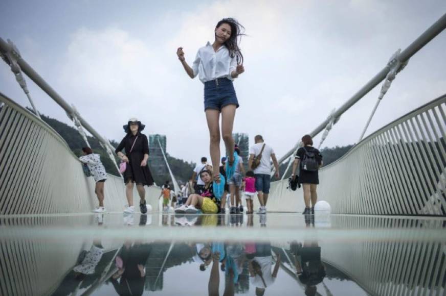 China abrió al público el puente de cristal más alto y largo del mundo, de 430 metros de longitud y a 300 de altura, en el espectacular parque natural de Zhangjiajie, lugar que inspiró las Montañas Aleluya de la película Avatar.<br/>
