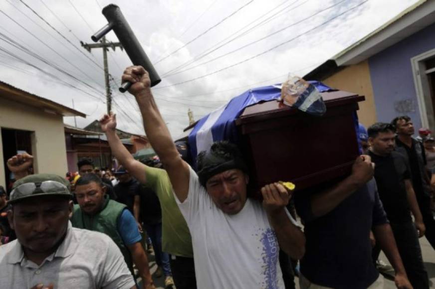 Ante la escalada desatada en las principales ciudades, algunos nicaragüenses parecen estar listos para alzarse en armas.<br/><br/>'Yo en lo personal, esto ya lo veía venir, o sea, para mí esto que está sucediendo es una guerra civil escalonada', dijo un dirigente estudiantil conocido como 'El Gato', uno de cientos que han ocupado los campos universitarios de Managua desde abril.