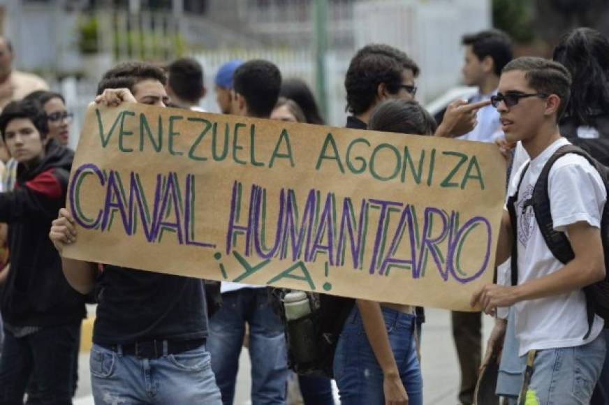 Los estudiantes universitarios también salieron a las calles para exigir que se abra un canal humanitario en el país.