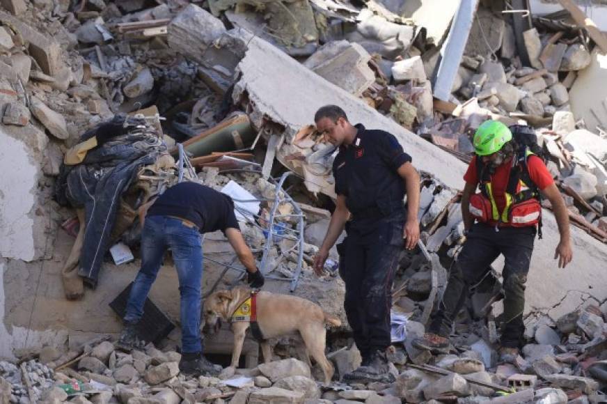 Un sismo de magnitud 6,2 sacudió la madrugada del miércoles el centro de Italia y causó al menos 73 muertos, con escenas de desolación en dos regiones montañosas de difícil acceso.