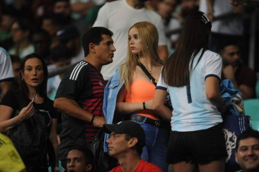 Daniela Rendón es la hermosa novia del portero de Argentina, Franco Armani. La mujer colombiana asistió al estadio Arena Fonte Nova para apoyar a su pareja y llamó la atención de muchos en las gradas.