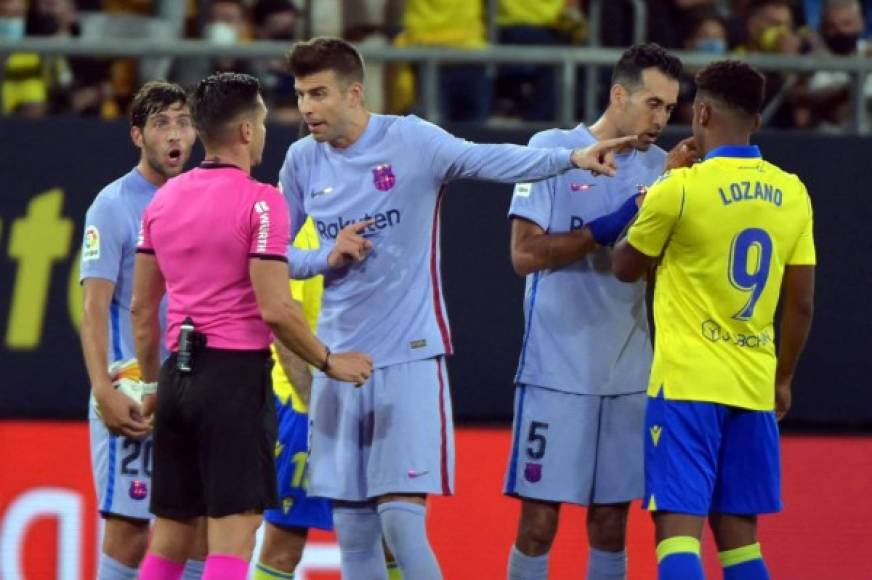 Mientras Piqué reclamaba al árbitro, 'Choco' Lozano se encaró con Sergio Busquets durante el partido. ¿Qué se dijeron?