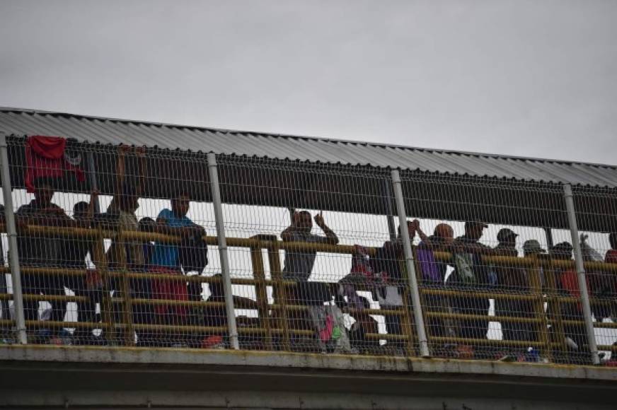 Tensos, cansados pero con el anhelo de que México les abra la frontera, los migrantes aguardan en el puente internacional que conecta Tecún Umán en Guatemala y Ciudad Hidalgo, Chiapas, México.