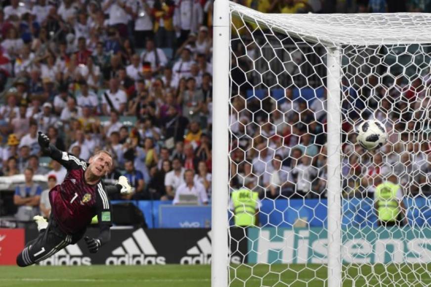 Robin Olsen, portero de Suecia, se estiró pero no pudo llegar a detener el remate de Kroos. Un golazo el del volante alemán del Real Madrid.