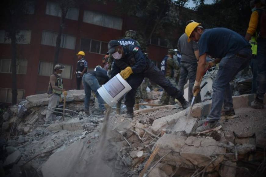 Rescatistas, soldados, voluntarios, miles de personas trabajan contrarreloj buscando sobrevivientes del potente sismo.