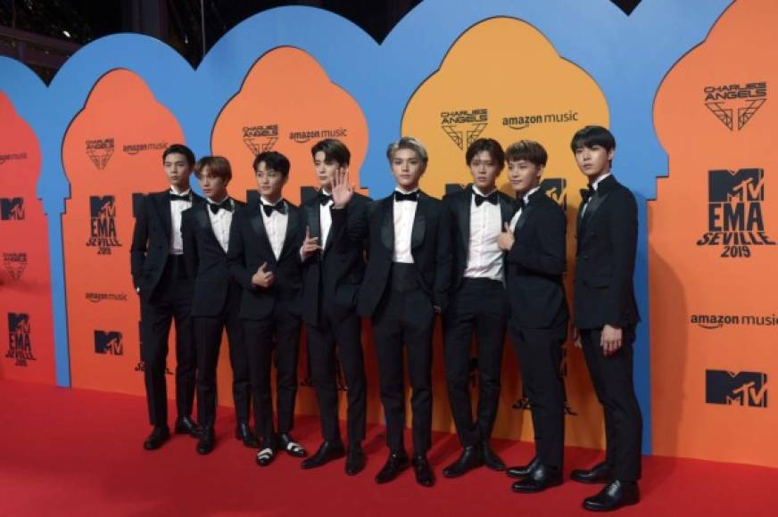 Los chicos de la banda surcoreana de K-Pop NCT 127 llegaron súper elegantes.