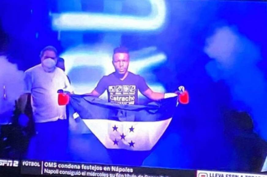 “Escorpión” Ruiz lució con orgullo la bandera de Honduras.