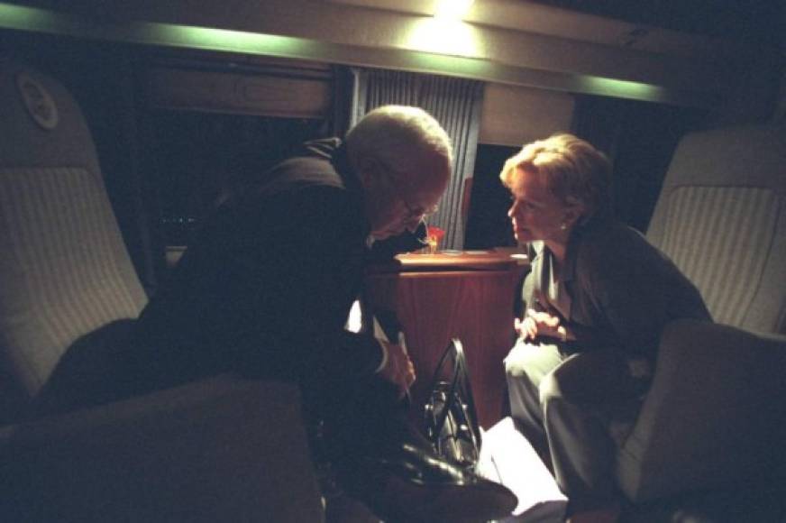 Dick Cheney y su esposa Lynne comparten confidencias en el Marine Two, el avión destinado al vicepresidente.
