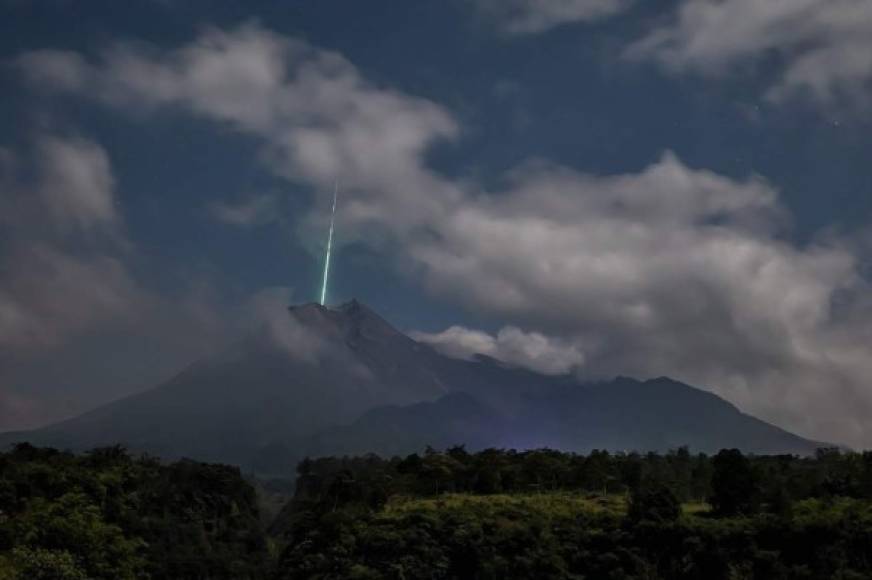 Un evento natural realmente asombroso ocurrió el pasado 27 de mayo cuando un meteorito impactó la cima del volcán Merapi, el más activo de Indonesia.
