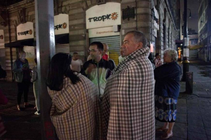 Las personas se reunieron en las calles de la Ciudad de México como precaución a réplicas.