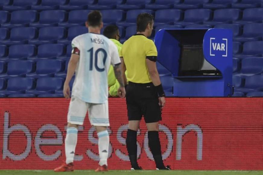 Así se acercó Messi a la pantalla del videoarbitraje. El gol del '10' fue anulado por una falta previa a la jugada.