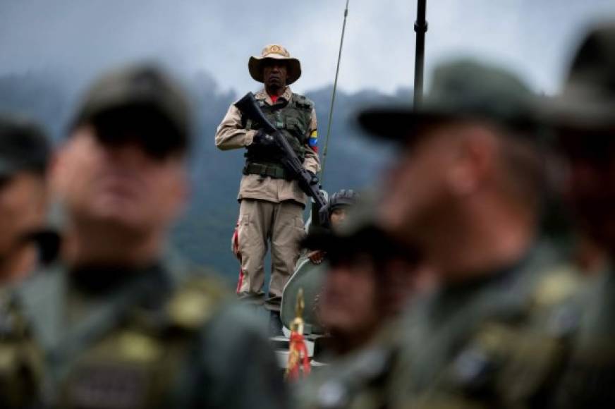 Detalló también que los miembros del Ejército, la Armada, la Aviación y la Guardia, así como la llamada milicia bolivariana y los trabajadores públicos participarán en el simulacro que llevará el nombre de Soberanía Bolivariana 2017.