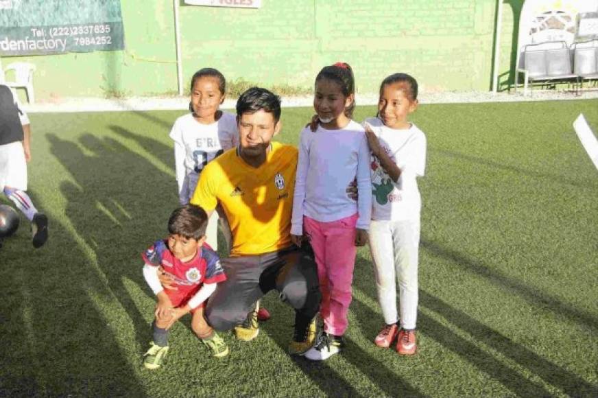 Dionicio Farid Rodríguez visitó a niños de varios clubes, firmó autógrafos e incluso dio algunas conferencias.