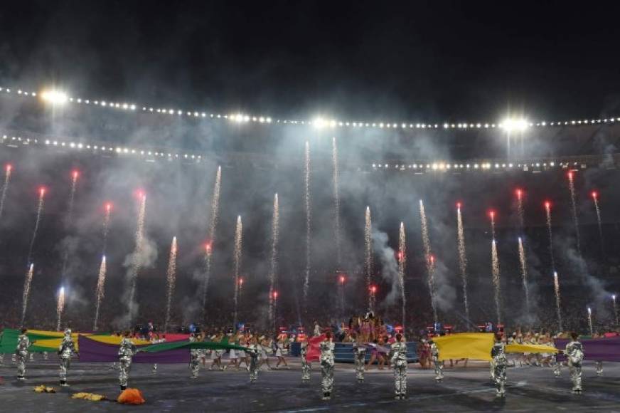 Dua Lipa fue la artista elegida para actuar en la Ceremonia de Apertura de la UEFA Champions League 2018. Fotos: AFP/Instagram/dualipa<br/>