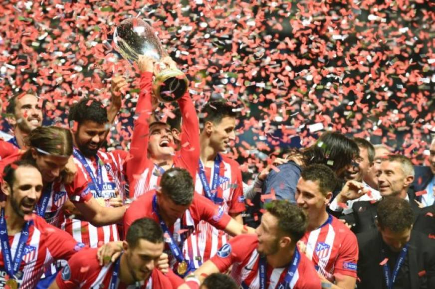 Griezmann alzando el trofeo de la Supercopa de Europa.