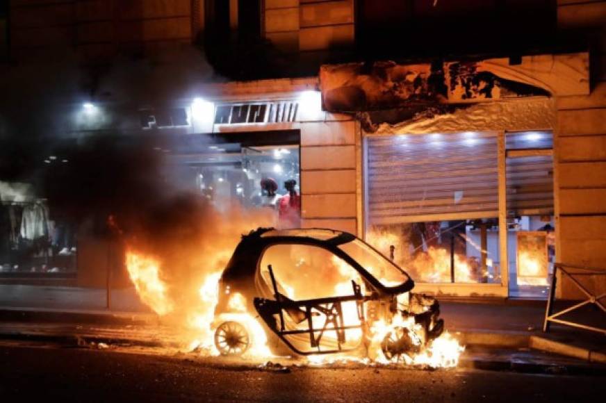 Las escenas de saqueo, rápidas y violentas, afectaron esta vez principalmente a las calles más alejadas de la avenida de los Campos Elíseos, donde había un gran número de efectivos policiales desplegados y donde los comercios se atrincheraron. Imagen AFP