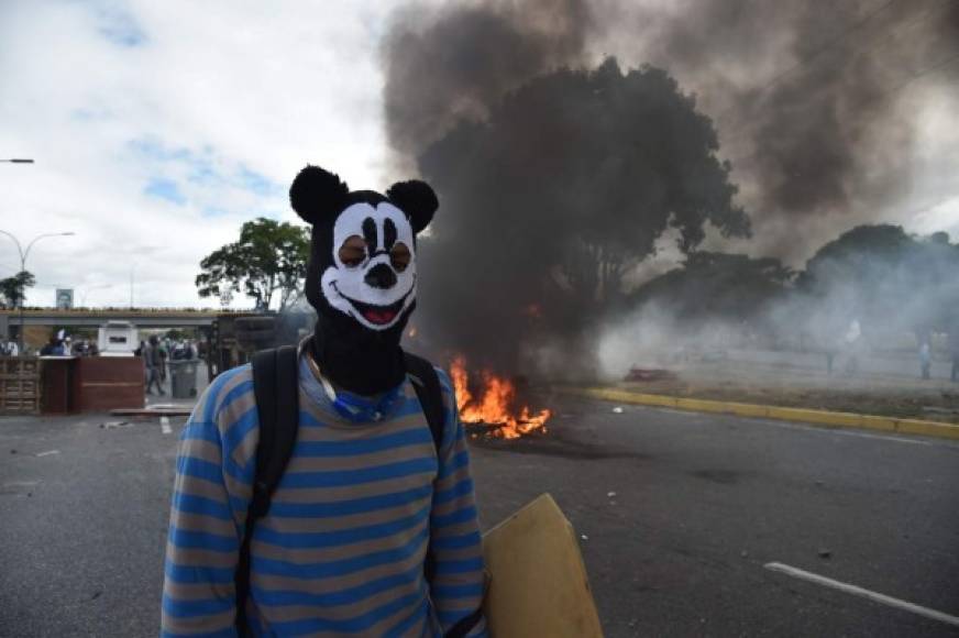 Antimotines lanzaron algunas bombas lacrimógenas en el Paraíso, en el oeste de Caracas, para dispersar a un grupo de opositores.