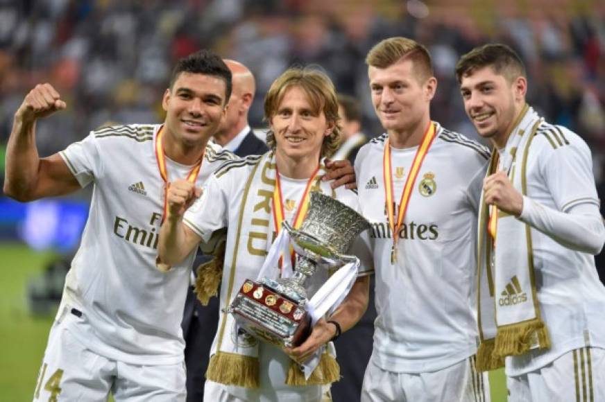 ¡Qué medio campo! Casemiro, Luka Modric, Toni Kroos y Fede Valverde posando con el trofeo.