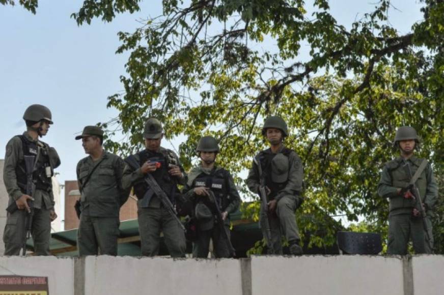 Sin embargo, la Fuerza Armada muestra fisuras: el sábado, el agregado de Defensa en Washington, coronel José Luis Silva, desconoció a Maduro y pidió a los militares respaldar a Guaidó, y hace una semana 27 militares fueron detenidos tras sublevarse.