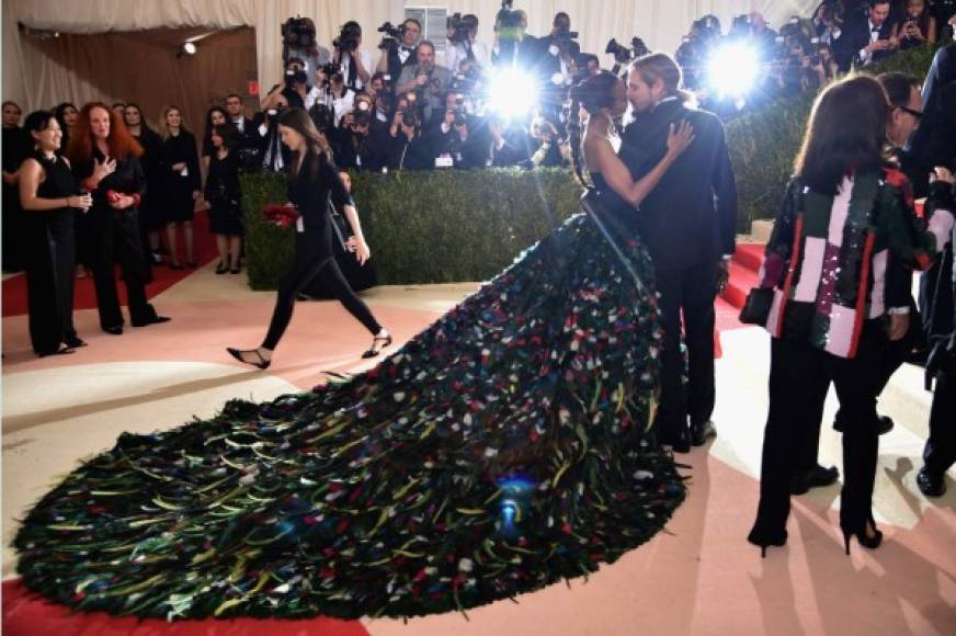 Un colorido diseño repleto de plumas ha sido el look escogido por Zoe Saldana para la alfombra roja de la Gala del MET. El vestido, firmado por Dolce & Gabbana, es una impresionante obra de arte, sin embargo no iba en la línea de la temática propuesta este año.