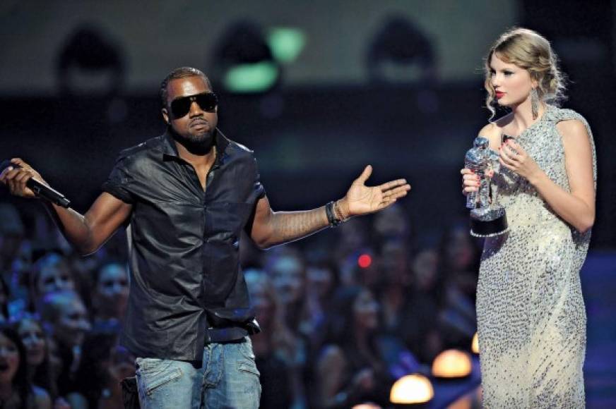 Kanye West interrumpió el discurso de Taylor Swift en el 2009. El artista aseguró que el premio no debía ser para ella, sino para Beyoncé.