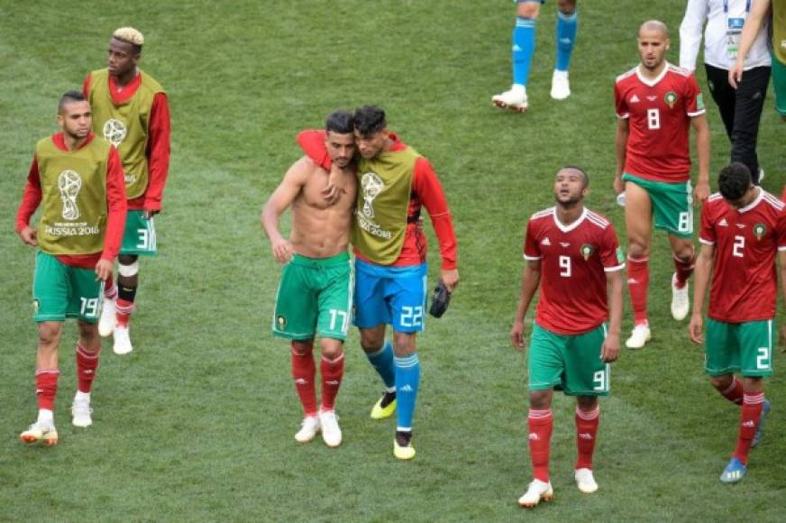 Los jugadores de Marruecos salen llorando tras la derrota contra Potugal.