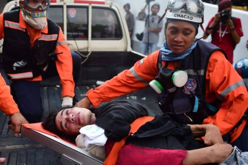 Miembros de la cruz roja trasladaron a los heridos durante las protestas a hospitales cercanos.