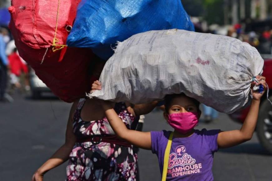 Sin embargo, no todas las personas cumplen con las restricciones impuestas por las autoridades de Honduras. Las personas en los mercados no cumplen a cabalidad con el distanciamiento social, y otras llegaron acompañadas de menores de edad, aún cuando es prohibido que los menores salgan de sus casas durante la cuarentena.