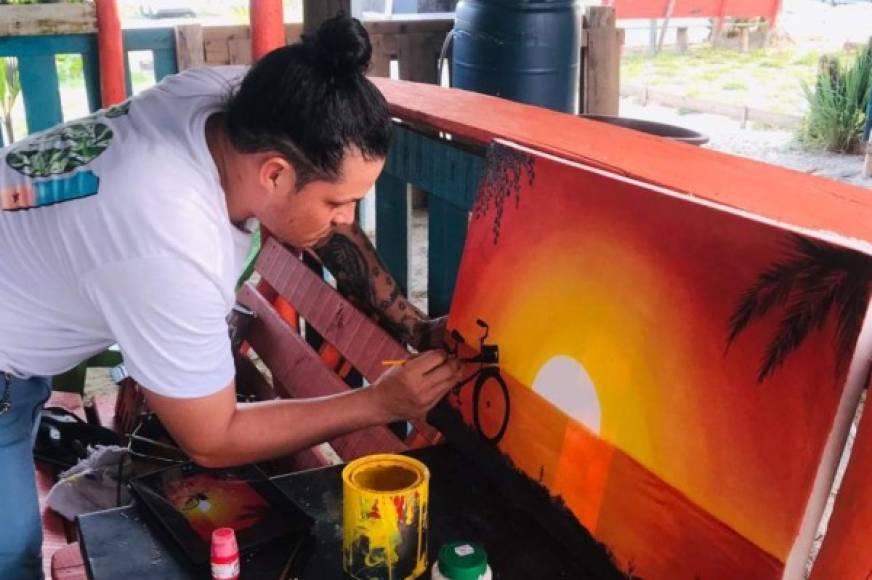 El joven ceibeño es un reconocido pintor. Sus obras son pruebas contundentes de que si algo sobra en sus manos es el talento.