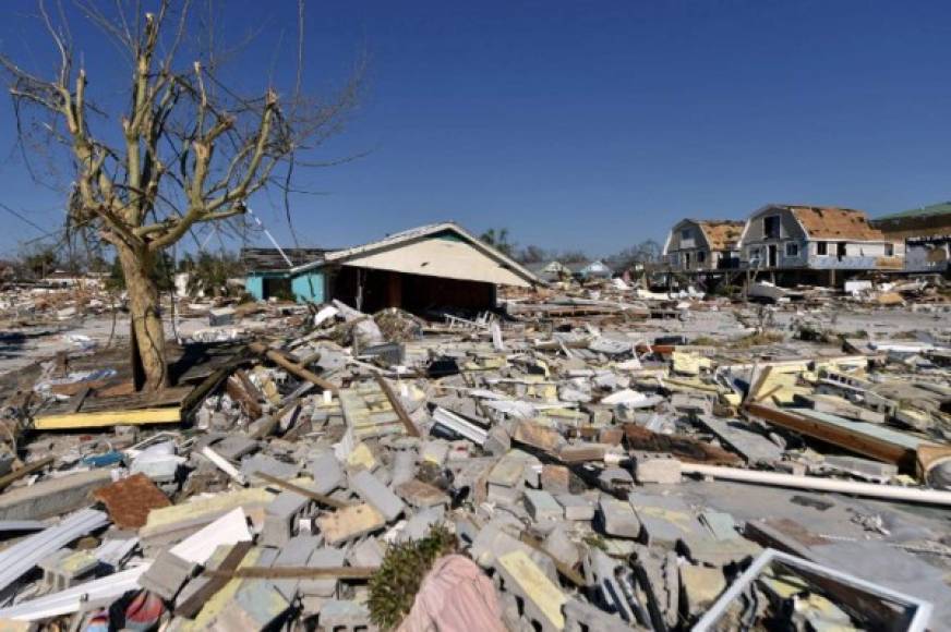 'Mexico Beach está devastado', dijo el gobernador de Florida, Rick Scott, sobre la ciudad más golpeada por el huracán. 'Es como una zona de guerra', añadió durante un recorrido por la localidad de unos 1.000 habitantes.