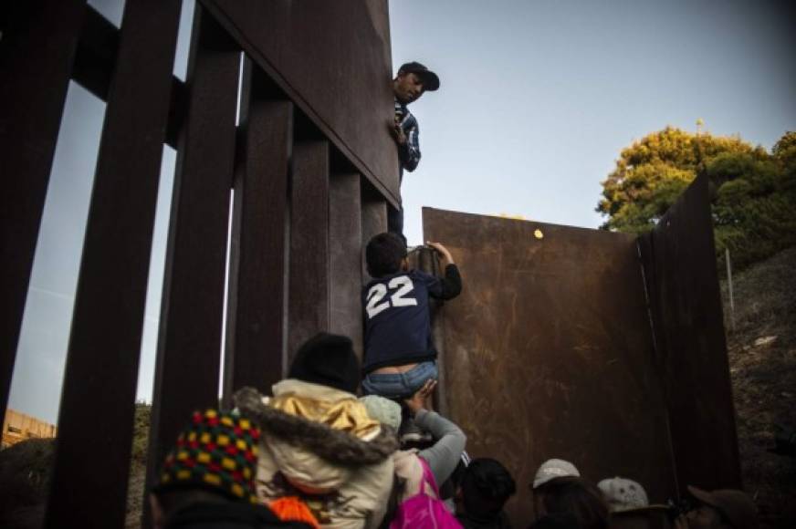 Según el Gobierno mexicano, unos 1,100 migrantes de la caravana han logrado cruzar a territorio estadounidense en las últimas dos semanas.