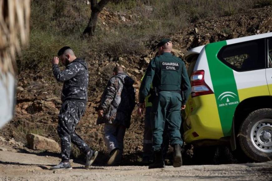 Miembros de la Guardia Civil en los alrededores de la finca privada en la localidad malagueña de Totalán.