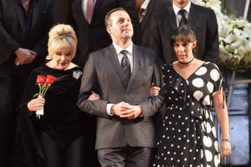 En la primera guardia de honor junto al ataúd estuvieron sus hijos mayores, José Joel y Marysol Sosa, junto a su madre Anel Noreña, su segunda esposa.