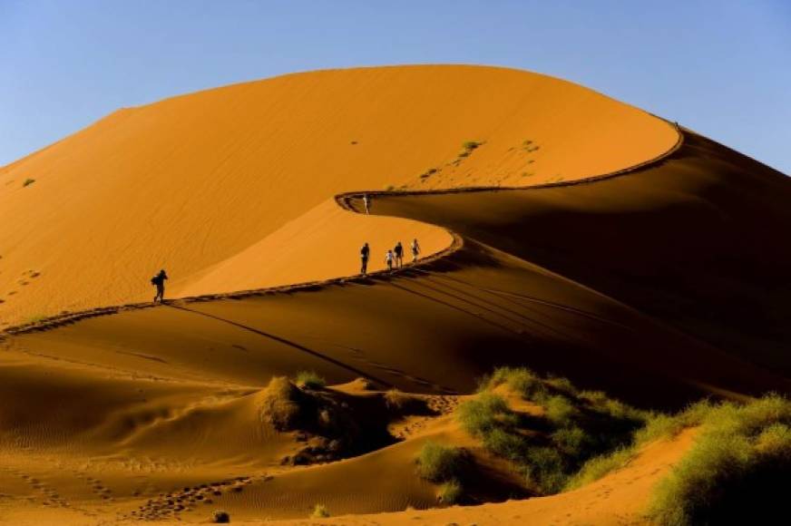Turistas subiendo la duna Sossusvlei, Parque Nacional Naukluft, Namibia.
