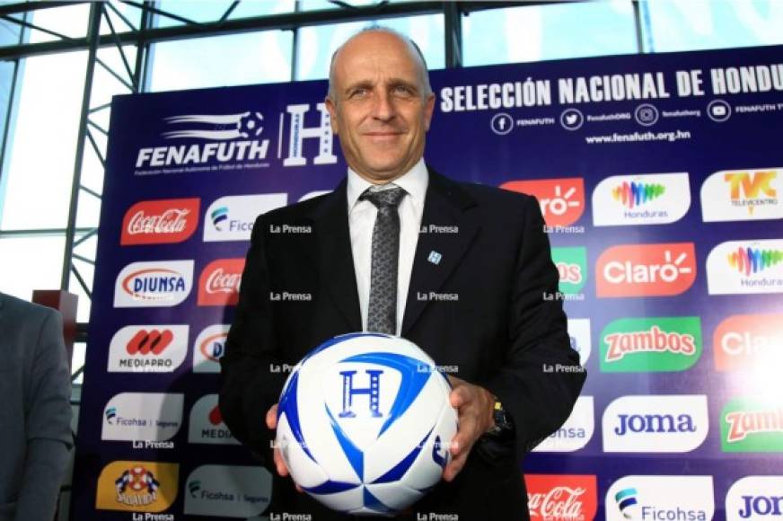 Fabián Coito muy feliz en su presentación como entrenador de Honduras.