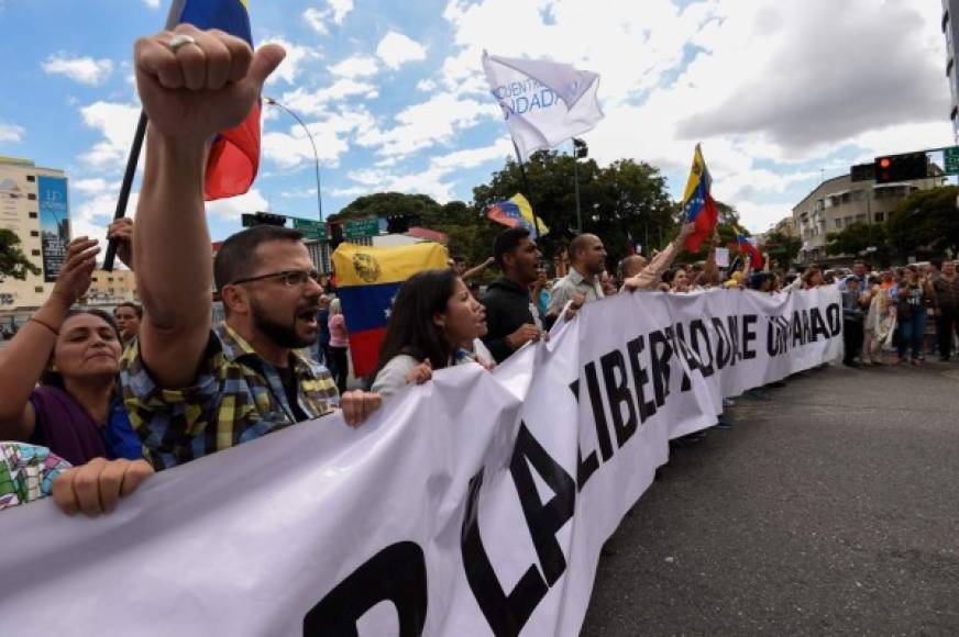 Según Guaidó, las protestas se replicaron en más de '5,000 puntos a nivel nacional, donde se manifestaron no solamente en rechazo a la crisis que estamos viviendo en toda Venezuela pero también por el futuro'.