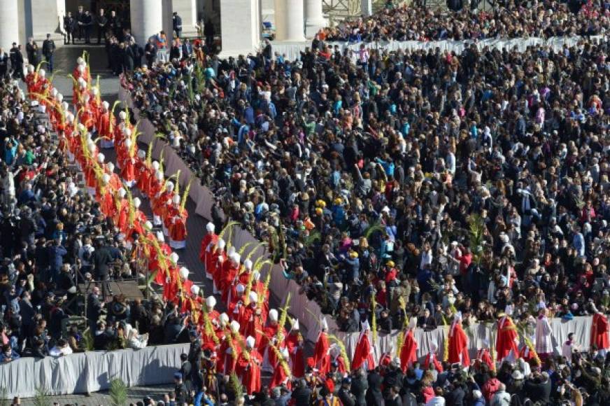 La procesión en el Vaticano fue encabezada por el papa Francisco.