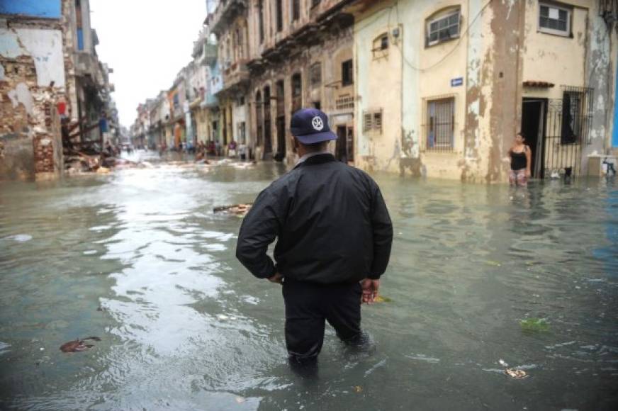 Aunque Irma se aleja de Cuba, se mantendrán los vientos con fuerza de tormenta tropical en todo el centro de la isla.