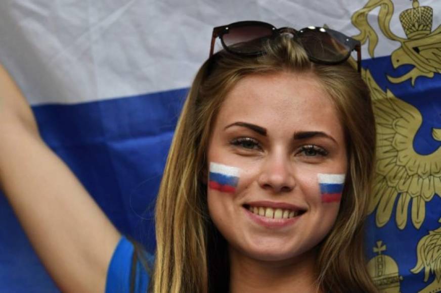 Las rusas engalanaron con su belleza las gradas del Samara Stadium. Foto AFP
