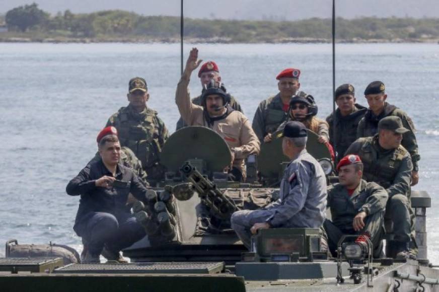 Maduro posó en un tanque militar junto a varios militares de alto rango, incluyendo el ministro de Defensa, general Vladimir Padrino, principal aliado del mandatario venezolano.